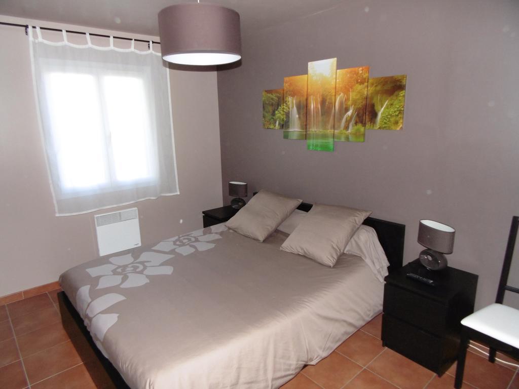 Bed and Breakfast Les Terrasses De Valensole Habitación foto